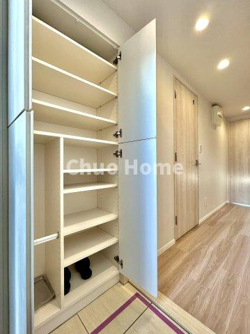 フェルクルールプレスト三ノ輪駅前の玄関|【玄関】玄関には大型のシューズクローゼットを設置しておりますのでいつでもスッキリりとした空間を保てます。玄関周りを清潔に使うのはとても大事なことですよね。