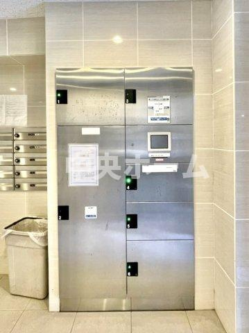 フェルクルールプレスト三ノ輪駅前の設備|【宅配ボックス】在宅時・不在時に関わらず、居住者の代わりに非対面で宅配物を受け取ってくれる便利な設備です。わかりやすくご説明致しますので見学時にはお部屋だけではなく共用部分もぜひチェックしてください。