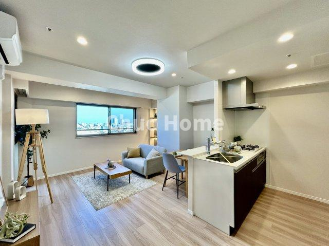 フェルクルールプレスト三ノ輪駅前のキッチン|視界に広がりを生むオープンなキッチン。料理や片付けをしながら、家族との会話を楽しんだり、リビングで遊ぶ子どもを見守れます。ご見学時には家具の配置などもイメージしながらぜひご覧になって見て下さい。