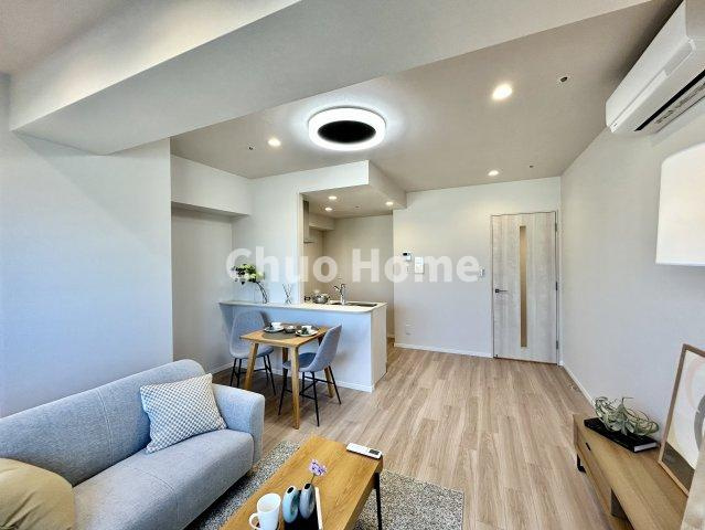 フェルクルールプレスト三ノ輪駅前の居間・リビング|【リビングダイニング】一日の中で多くの時間を過すことになるリビングダイニングだからこそ、いつも穏やかな空間であることが必然。爽やかな通風と採光を存分に感じる事が出来る空間です。