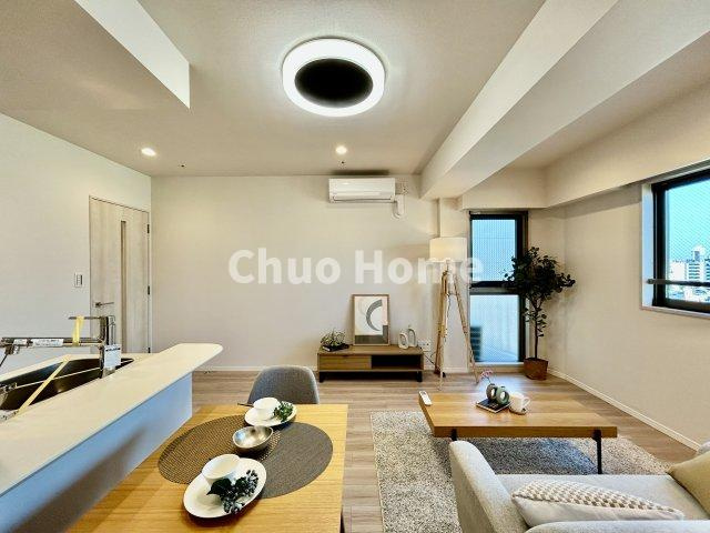 フェルクルールプレスト三ノ輪駅前のダイニング|【ダイニング】忙しい朝でも、しっかり家族が揃って食事をして頂けるゆとりある大きさのダイニングスペース。奥様が作る手料理をカウンター越しに受けとって頂き、テーブルで囲む素敵な時間を存分に愉しんで下さい。