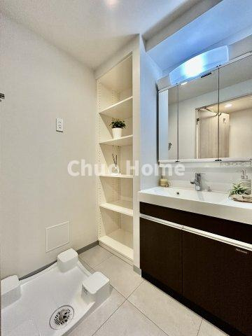 フェルクルールプレスト三ノ輪駅前の脱衣所|【洗面所】明るい洗面所は朝をすっきりさせてくれる空間です。バタバタしている忙しい朝でも収納が多い洗面台では短い時間で効率良く支度ができます。