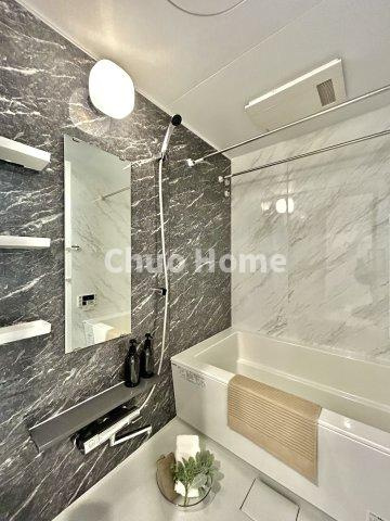 フェルクルールプレスト三ノ輪駅前の浴室|【バスルーム】暖房換気乾燥機付きシステムバスルーム。暖房・冷風・換気・乾燥など、毎日を快適に過ごせるうれしい機能が揃っています。雨の日の洗濯物も安心です。