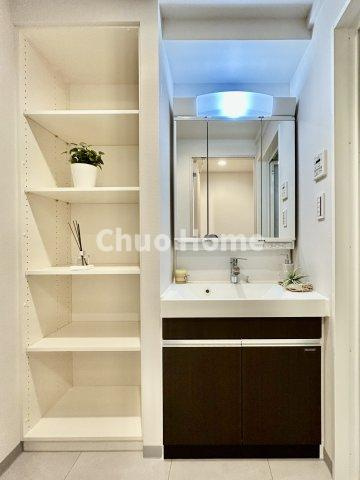 フェルクルールプレスト三ノ輪駅前の独立洗面台|【洗面化粧台】洗面化粧台には三面鏡を採用。身だしなみを整えやすい事はもちろんですが、鏡の後ろに収納スペースを設ける事により、散らかりやすい洗面スペースをすっきりさせる事が出来るのも嬉しいですね