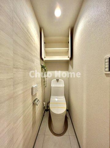 フェルクルールプレスト三ノ輪駅前のトイレ|【トイレ】 収納スペースをしっかりと確保した温水洗浄便座機能付きトイレ。温水洗浄便座は清潔にお使いいただくための大切なアイテムです。