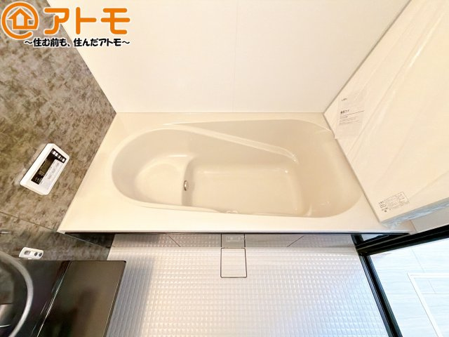 【浴室】 | 葵区瀬名三丁目13期　新築戸建　全1棟 | お子様やお年寄りが使いやすいだけでなく、半身浴にも便利なベンチタイプの湯舟です。お湯の節約にも！