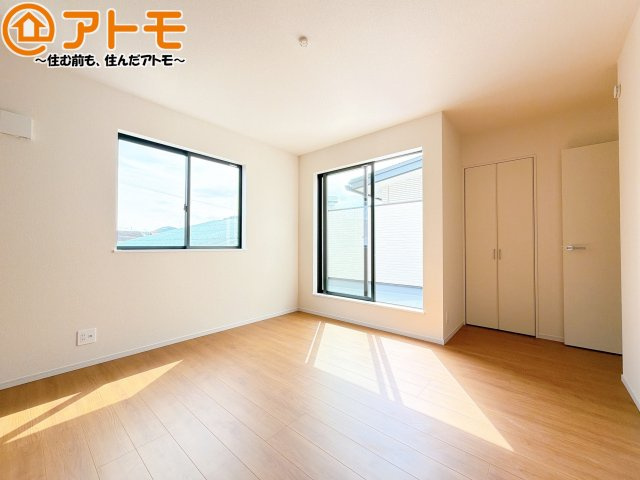【寝室】 | 葵区瀬名三丁目13期　新築戸建　全1棟 | バルコニーに面したお部屋なので、布団などの大きなものも楽々干せます♪