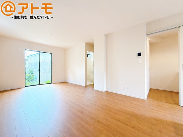 【居間・リビング】 | 葵区瀬名三丁目13期　新築戸建　全1棟 | 日当たりのよいリビングは、一年を通してぽかぽかとしています。家族が自然と集まる空間になりそうですね♪
