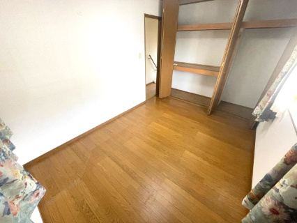 高島市新旭町太田中古戸建の洋室|2階洋室