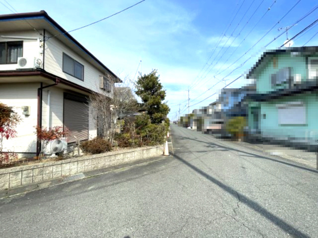 高島市新旭町太田中古戸建の前面道路含む現地写真