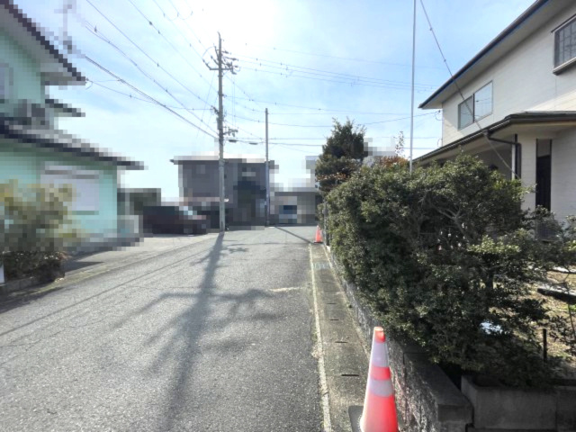 高島市新旭町太田中古戸建の前面道路含む現地写真