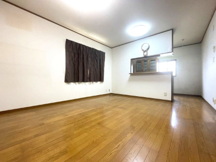 高島市新旭町太田中古戸建の居間・リビング