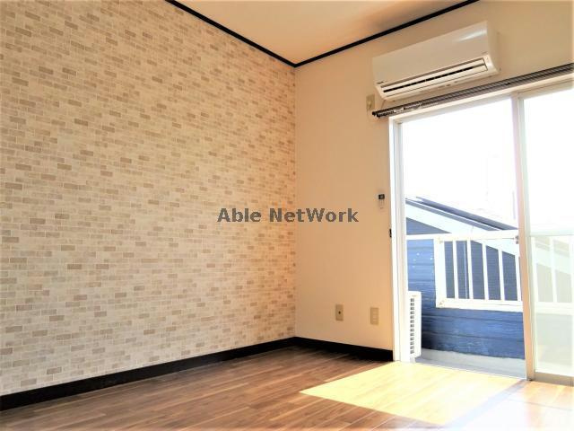 メゾネート鹿島の居間・リビング|明るい洋室６帖