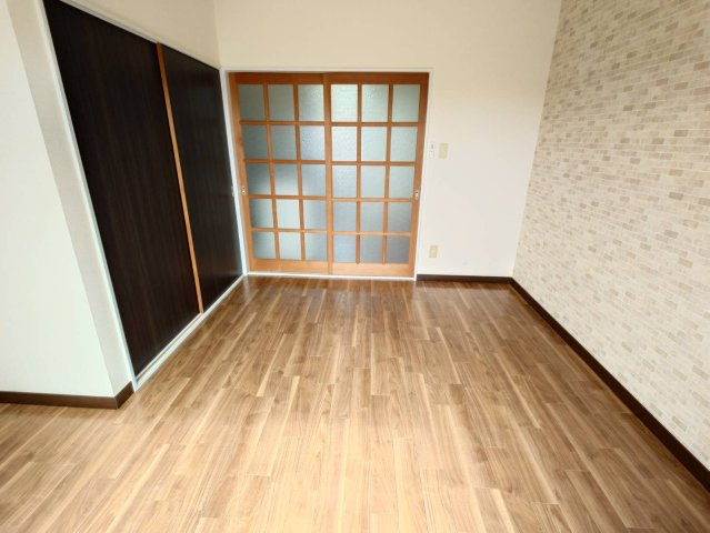 メゾネート鹿島の居間・リビング|明るい洋室６帖
