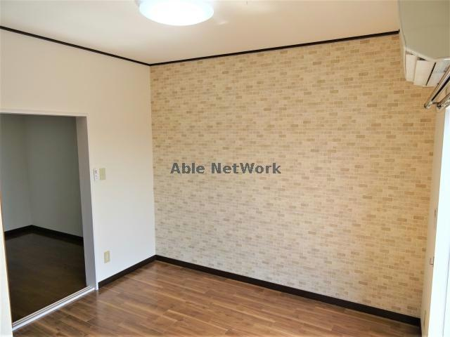 メゾネート鹿島の居間・リビング|カラークロス施工がおしゃれ♪