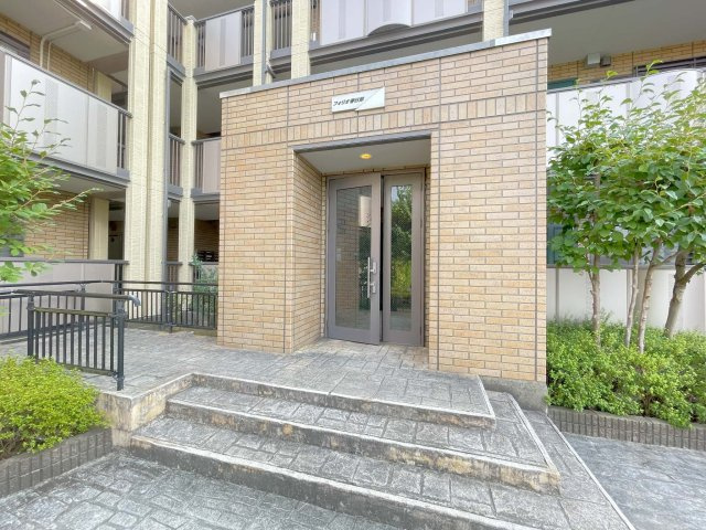 フォリオ春日部のエントランス