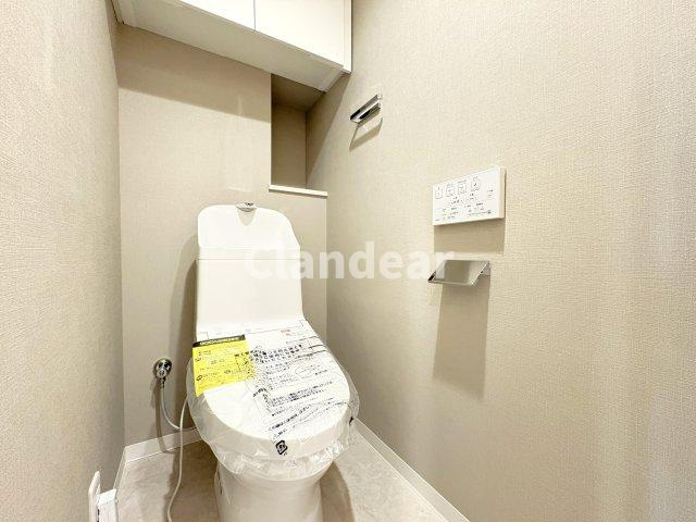 グラン・ドムール五反野のトイレ|ホワイトベースで清潔感のあるトイレスペースを演出♪吊戸棚付きでトイレ周りもスッキリお使いいただけます！