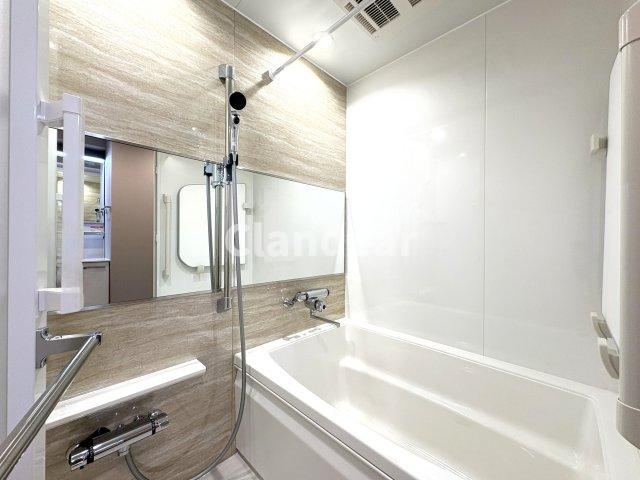 グラン・ドムール五反野の浴室|落ち着きのあるアクセントウォールを搭載した浴室は浴室暖房乾燥機能付き。雨の日も気にせずにお洗濯ができます。