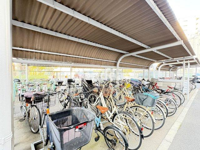 グラン・ドムール五反野の駐輪場|ドキドキの新生活も、安心してスタート。ぴったりの住まいを見つけませんか？クランディアが一緒に住まい選びをサポートします‼　まずは、お気軽にお問合せください　＃クランディア