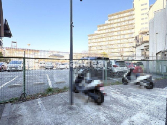 グラン・ドムール五反野の駐輪場|ドキドキの新生活も、安心してスタート。ぴったりの住まいを見つけませんか？クランディアが一緒に住まい選びをサポートします‼　まずは、お気軽にお問合せください　＃クランディア