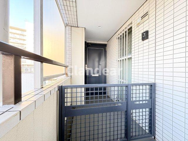 グラン・ドムール五反野の玄関|戸建感覚のポーチ付き♪プライバシーが守られ、防犯面でも安心です