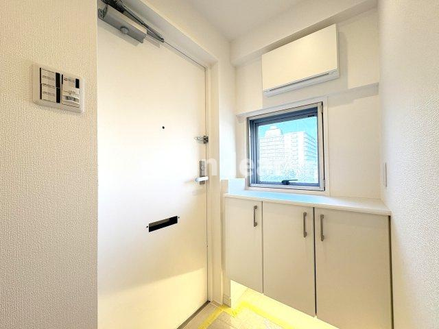 グラン・ドムール五反野の玄関|小窓がやさしい光を取り込み、玄関に穏やかな雰囲気をプラス。毎日の帰宅が少し楽しみになる空間です