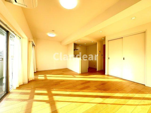 グラン・ドムール五反野の居間・リビング|ポカポカと明るいリビングダイニング♪明るいリビングは家族のコミュニケーションも弾みますね！