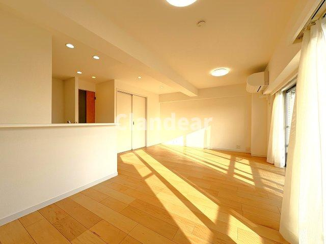 グラン・ドムール五反野の居間・リビング|光と風があふれる開放的なリビングダイニング！家族とのコミュニケーションがさらに広がるような心温まる空間を演出♪