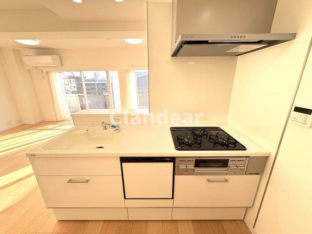 グラン・ドムール五反野のキッチン|洗い物の時間短縮！家事のお助け設備。多くの食器が洗えて節水効果もある、ビルトインタイプの食器洗乾燥機付♪