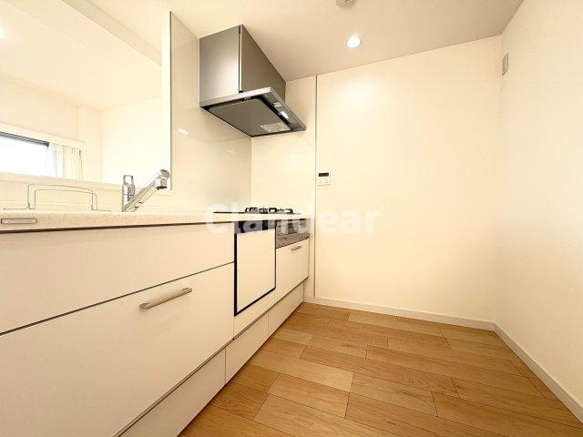 グラン・ドムール五反野のキッチン|スタイリッシュなデザインのキッチン回り♪収納も豊富で、綺麗な空間を保てますね！