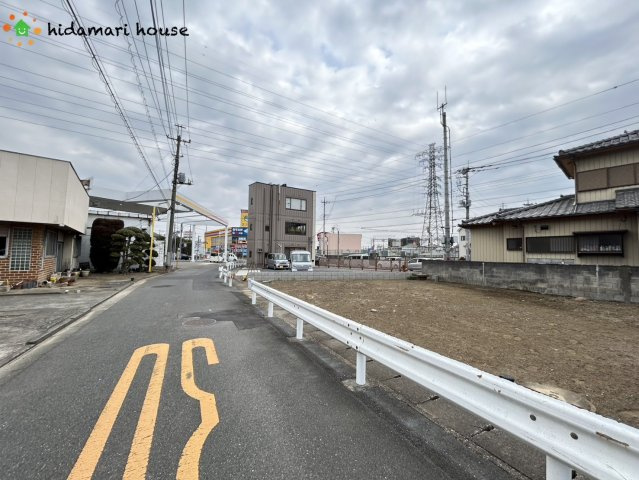 鴻巣市天神1丁目　売地の前面道路含む現地写真