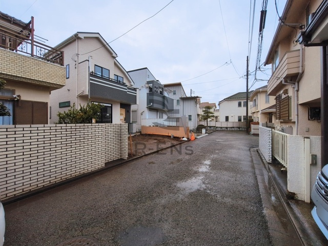 【前面道路含む現地写真】 | 西東京市西原町５丁目　新築戸建て | 落ち着いた低層住宅街の一角、静かな暮らしを送れます
