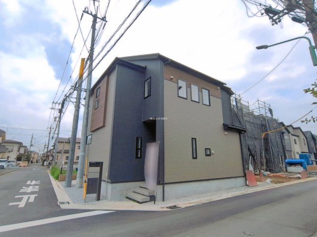 入間郡三芳町大字北永井の新築一戸建の外観|折上天井で開放的な17帖のリビング♪
マルチエントランス付きの玄関は自転車やアウトドア用品なども収納できる広さです。