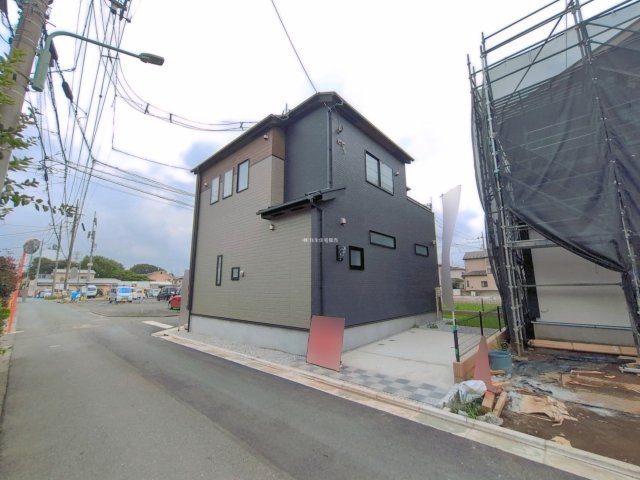 入間郡三芳町大字北永井の新築一戸建の前面道路含む現地写真|北東側5m公道・北西側4m公道の角地にて開放的な立地！