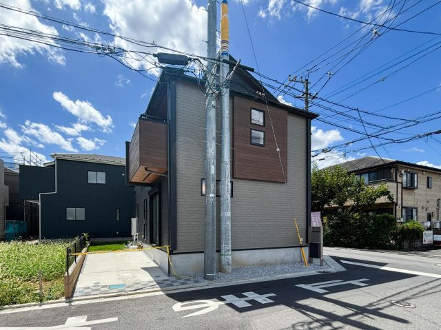 入間郡三芳町大字北永井の新築一戸建の前面道路含む現地写真|折上天井で開放的な17帖のリビング♪
マルチエントランス付きの玄関は自転車やアウトドア用品なども収納できる広さです。