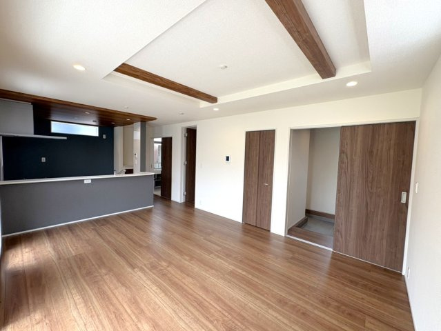 入間郡三芳町大字北永井の新築一戸建の居間・リビング|対面キッチンは、リビングで遊んでいるお子様や、ダイニングで勉強しているお子様をを見守りながらお料理ができます。
