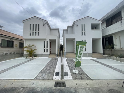 【外観】 | 那覇市宇栄原2期（全2棟）ラスト2号棟 | 2号棟　並列駐車2台可♪