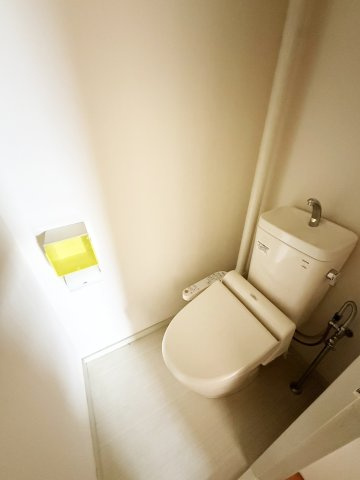 京都一乗寺コーポラスのトイレ|TOTO製の温水洗浄便座付きトイレです。
