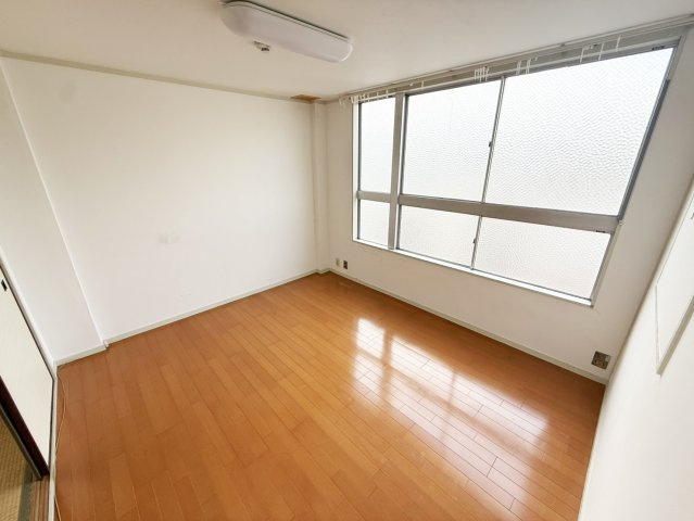 京都一乗寺コーポラスの洋室|大きな窓があり明るい洋室5.5帖です。