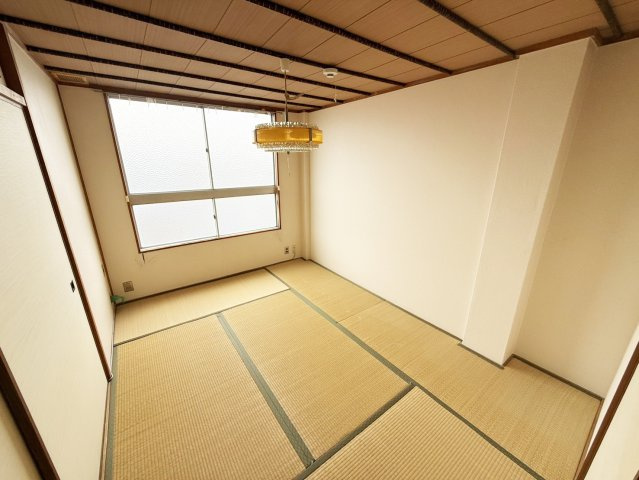 京都一乗寺コーポラスの和室|和室約6帖です。