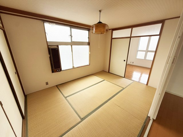 京都一乗寺コーポラスの和室|LDK隣接の和室約6帖です。