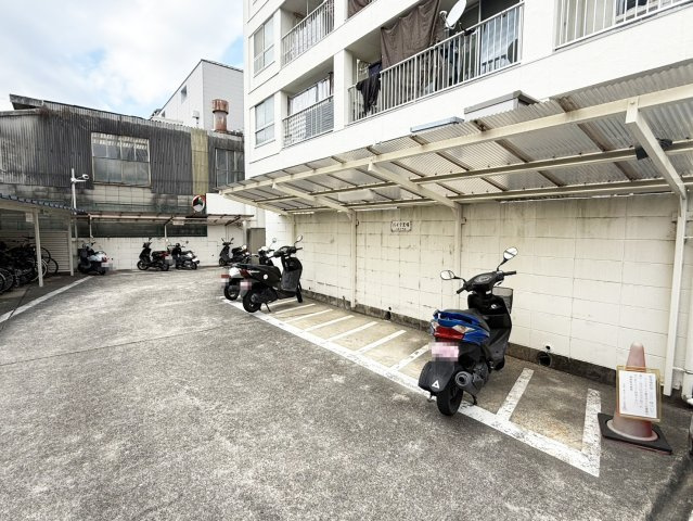 京都一乗寺コーポラスのその他共用部分|敷地内バイク置場です。