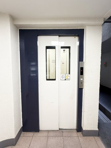 京都一乗寺コーポラスのその他共用部分|各階停止のエレベーターです。