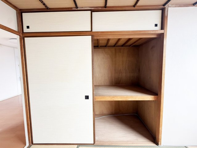 京都一乗寺コーポラスの収納|和室の押入れです。奥行きもあり、収納量充実です。