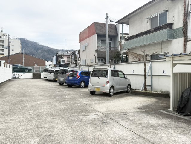 京都一乗寺コーポラスの駐車場|敷地内駐車場です。