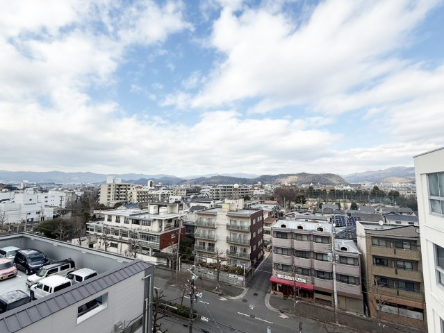 京都一乗寺コーポラスの展望|洋室約5.5帖からの北側眺望となります。五山送り火「妙」「法」が望めます。