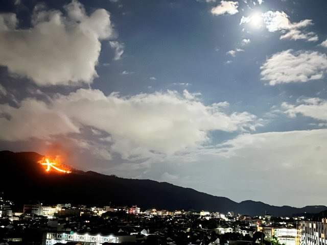 京都一乗寺コーポラスの展望|バルコニー（南側眺望）からは南東側に五山送り火「大」が望めます。