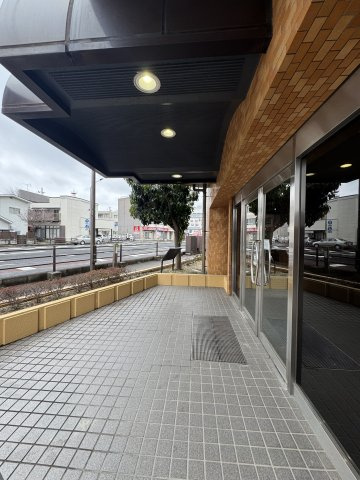 想定年間賃料　75.6万　想定利回り　7.9％　鉄骨鉄筋コンクリート造のエントランス