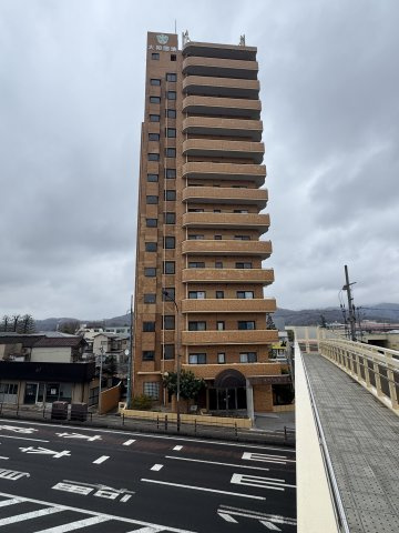 想定年間賃料　75.6万　想定利回り　7.9％　鉄骨鉄筋コンクリート造の外観