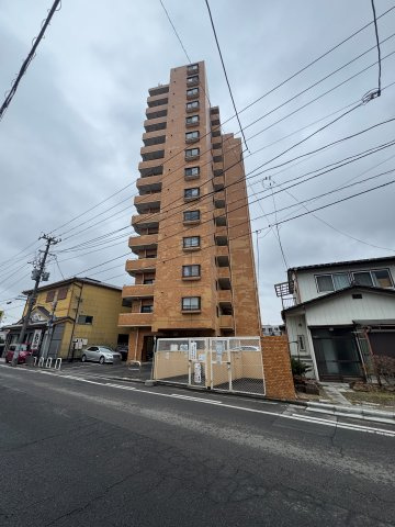 想定年間賃料　75.6万　想定利回り　7.9％　鉄骨鉄筋コンクリート造の外観